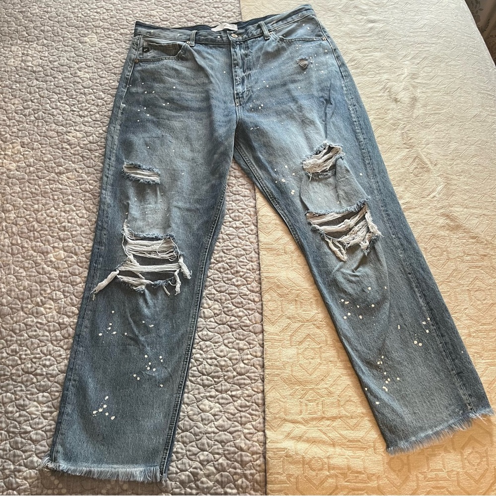 KanCan Distressed Paint Splatter Jeans in Light Blue. Size 15/31.